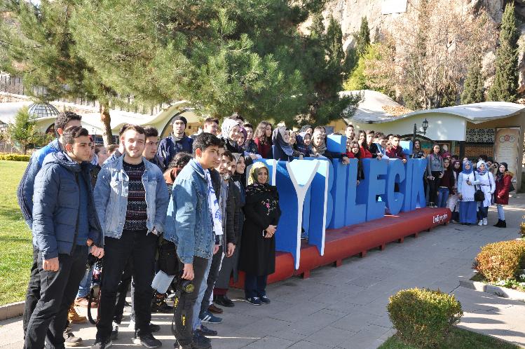 ''DİRİLİŞ GEZİSİ'' KAPSAMINDA YÜZLERCE ÖĞRENCİ BİLECİK'E GELDİ
